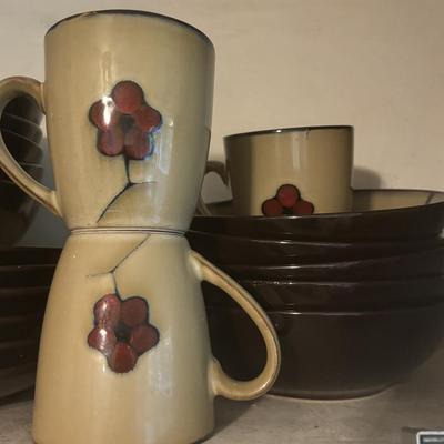 LOT 85: Pfaltzgraff Aster Dish Collection