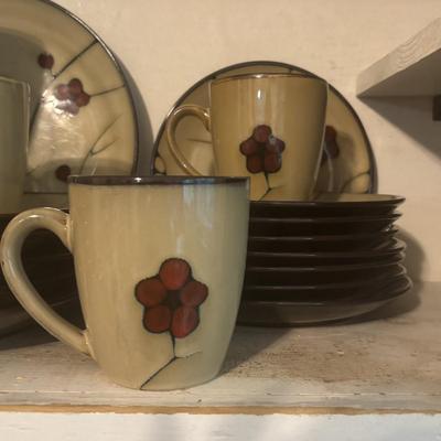 LOT 85: Pfaltzgraff Aster Dish Collection