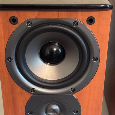 LOT 93: Polk Audio Subwoofer PSW10 110V & Polk Audio Speakers TSi100 Cherry