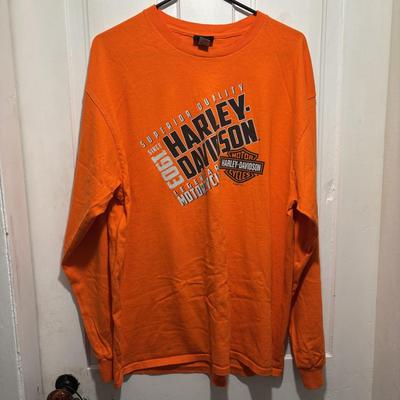 LOT 100: Unik Select Leather Vest & Long Sleeve Harley Davidson T-Shirt