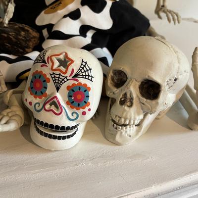 LOT 107: Untested 400-watt Fog Machine, Skeltons, Skull & Crossbones T-shirt (Haven Harbour Marina Resort)