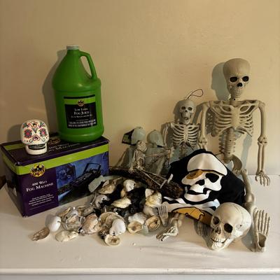 LOT 107: Untested 400-watt Fog Machine, Skeltons, Skull & Crossbones T-shirt (Haven Harbour Marina Resort)