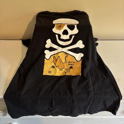 LOT 107: Untested 400-watt Fog Machine, Skeltons, Skull & Crossbones T-shirt (Haven Harbour Marina Resort)