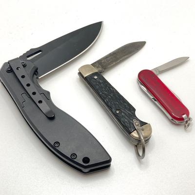 LOT 120: Vintage Collection - Folding Knives, Lighters, Cigar Boxes and Patches