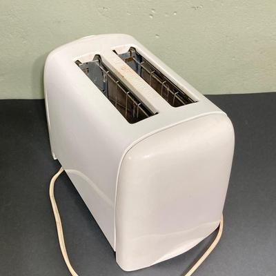 LOT 129: Bella Air Fryer, Proctor / Silex Rice Cooker and Proctor Silex Toaster
