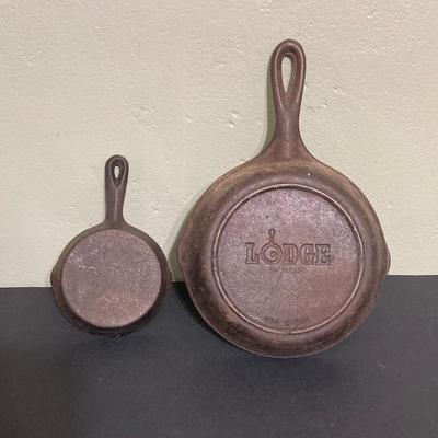 LOT 130: Vintage Cast Iron Cookware (Lodge, Benjamin Medwin and More) / Trivet and Tall Glass Mason Jar