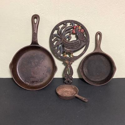 LOT 130: Vintage Cast Iron Cookware (Lodge, Benjamin Medwin and More) / Trivet and Tall Glass Mason Jar