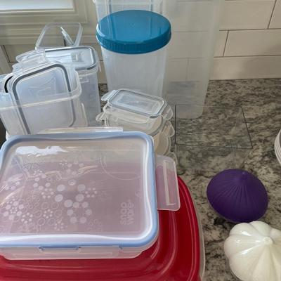 Plastic food storage containers