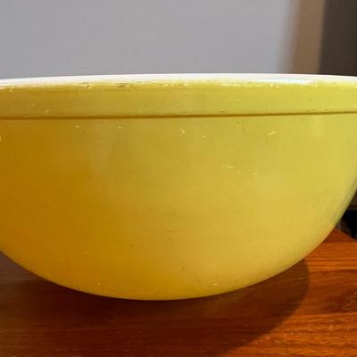 3 Pc Vintage Pyrex Lot - 2 Large Bowls, Casserole Dish