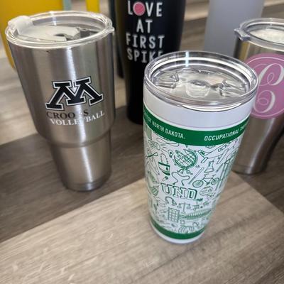 Assortment of drinking cups/mugs