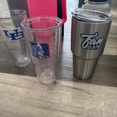 Assortment of drinking cups/mugs