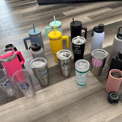 Assortment of drinking cups/mugs