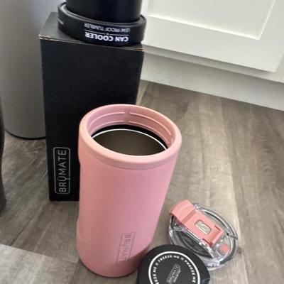Assortment of drinking cups/mugs