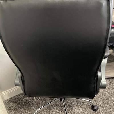 Black adjustable office chair