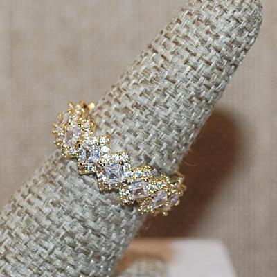 Size 7 Infinity Ring with "Diamond Shape" Stones All Around on a Gold Tone Band (4.8g)