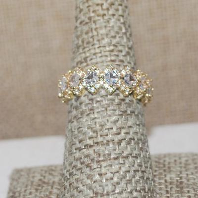 Size 7 Infinity Ring with "Diamond Shape" Stones All Around on a Gold Tone Band (4.8g)