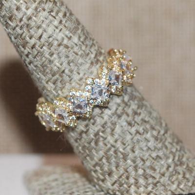 Size 7 Infinity Ring with "Diamond Shape" Stones All Around on a Gold Tone Band (4.8g)