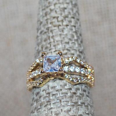 Size 6½ Clear Square Main Stone Ring with 3 Rows of Side Accents on a Gold Tone Band (3.7g)