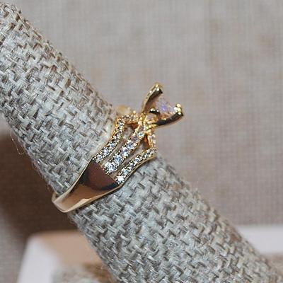 Size 6½ Clear Square Main Stone Ring with 3 Rows of Side Accents on a Gold Tone Band (3.7g)