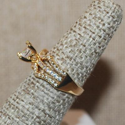 Size 6½ Clear Square Main Stone Ring with 3 Rows of Side Accents on a Gold Tone Band (3.7g)