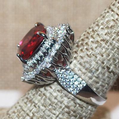 Size 8½ Cranberry Red Square Main Stone Ring with Full Nested Surround and Side Accents on a Silver Tone Band (8.6g)