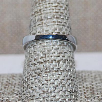 Size 8½ Cranberry Red Square Main Stone Ring with Full Nested Surround and Side Accents on a Silver Tone Band (8.6g)