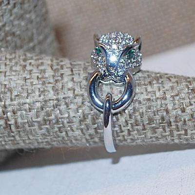 Size 6 Green-Eyed Leopard Cat Ring with Looped Setting on a Silver Tone Band (4.0g)