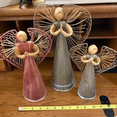Sale Photo Thumbnail #79: AI assisted description:

This lot consists of three vintage corn husk angel dolls, likely used as a Christmas or other decorative items. Corn husk dolls and figures have historical roots in Native American traditions and were later adopted by European se