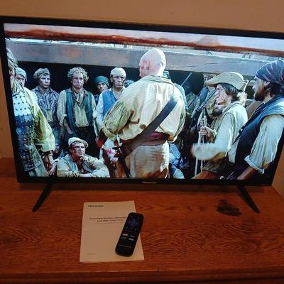 Hisense Flat Screen Smart TV with Remote - Roku TV - 32"