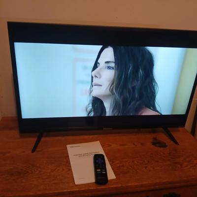 Hisense Flat Screen Smart TV with Remote - Roku TV - 32"