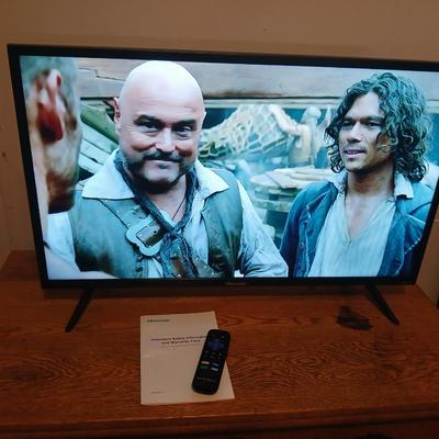 Hisense Flat Screen Smart TV with Remote - Roku TV - 32"