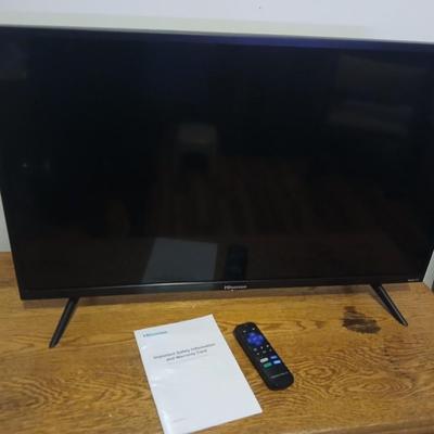 Hisense Flat Screen Smart TV with Remote - Roku TV - 32"