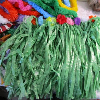 5 grass skirts (made of plastic), 22 plastic leis