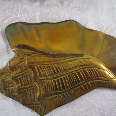 Vintage solid brass set of 3 shell plaques