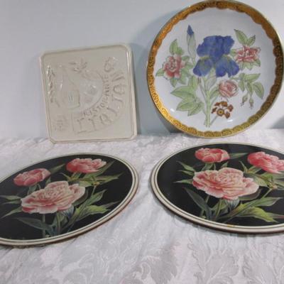 2 trivets, 1 decorative plate, 1 ceramic wall plaque