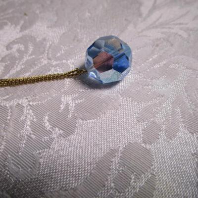 Vintage yellow-gold tone multi-round faceted blue aurora borealis dangling pendat charm necklace