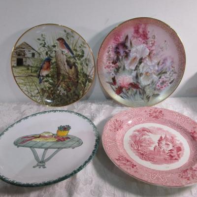 4 Vintage decorative plates