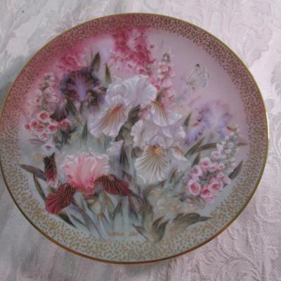 4 Vintage decorative plates