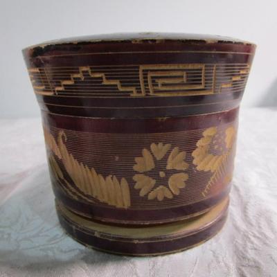 Small cedar chest, round decorative box