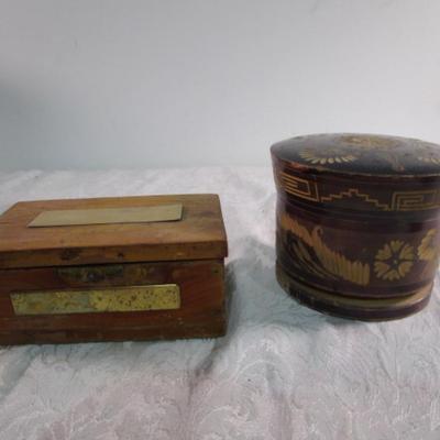 Small cedar chest, round decorative box