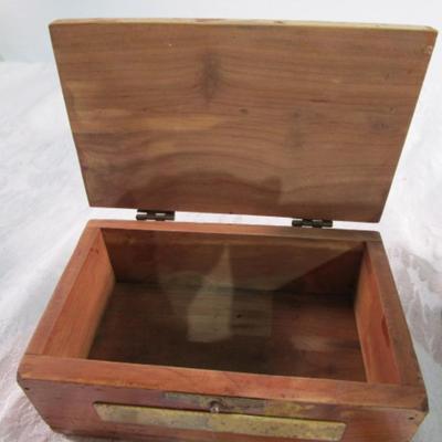 Small cedar chest, round decorative box