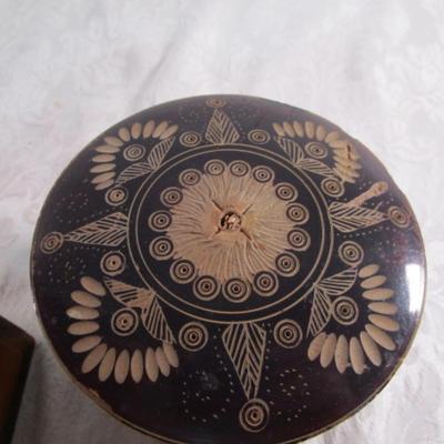 Small cedar chest, round decorative box