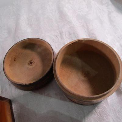 Small cedar chest, round decorative box