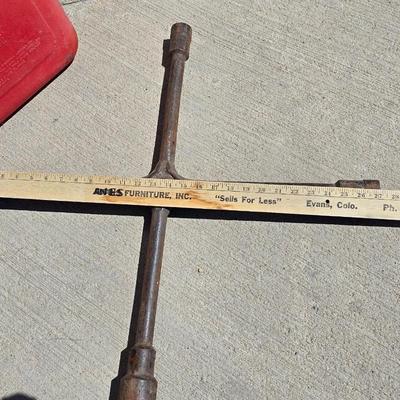 Gas Can & Large heavy-duty large rig 4-Way Lug Wrench