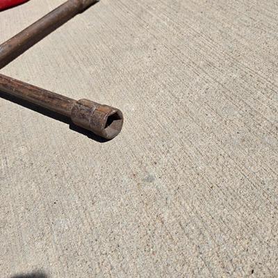 Gas Can & Large heavy-duty large rig 4-Way Lug Wrench