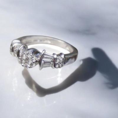 STUNNING 18k WHITE GOLD DIAMOND RING sz 6.5.