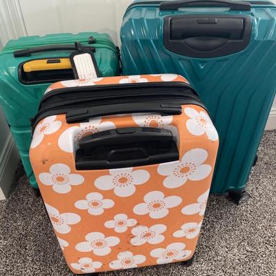 3 hard sided suitcases