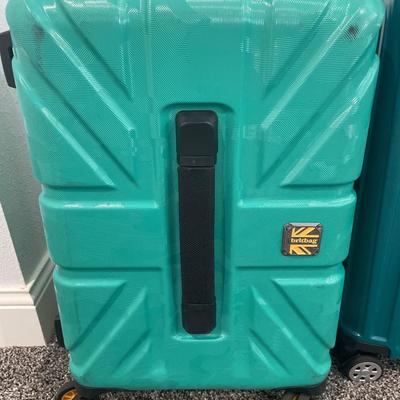 3 hard sided suitcases