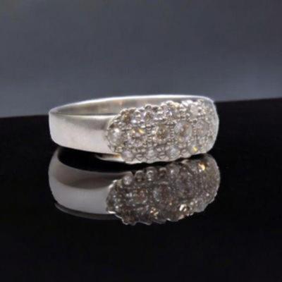 18K WHITE GOLD DIAMOND RING SZ 7.5