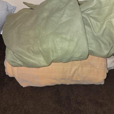 Lot of 3 blankets.